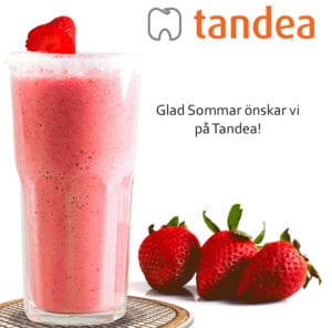 Jordgubbssmoothie och jordgubbar med texten "Glad Sommar önskar vi på Tandea!"