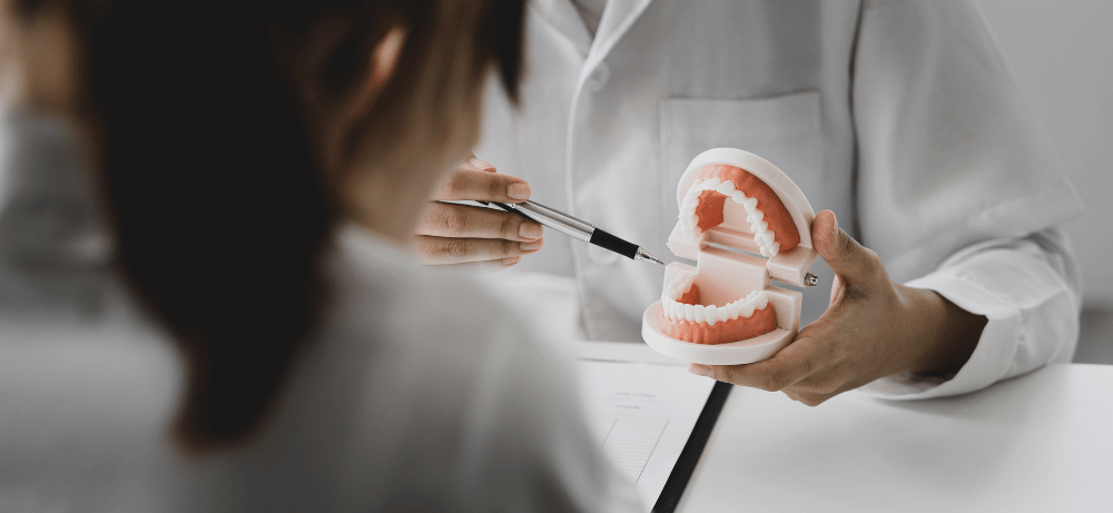 Processen för tandkrona Tandläkare går igenom processen för estetisk tandvård för patient