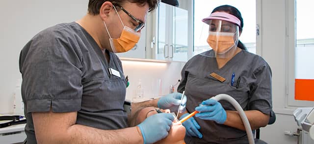 Våra tandläkare arbetar noggrant och med högsta hygienstandard för att säkerställa din tandhälsa.
